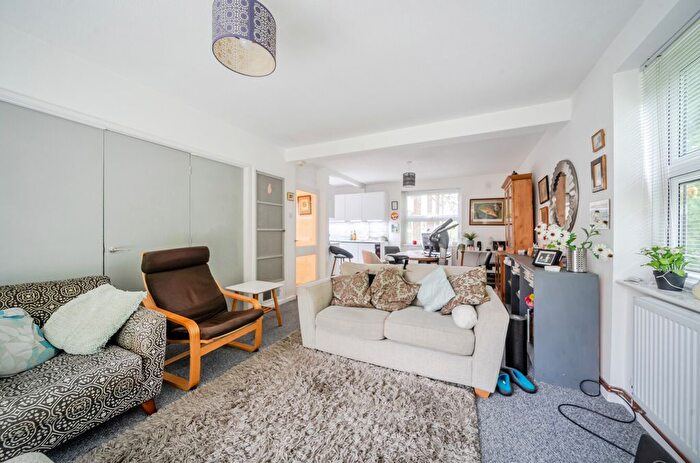 2 Bedroom Flat For Sale In Lingwood Close, Bassett, Southampton, Hampshire, SO16