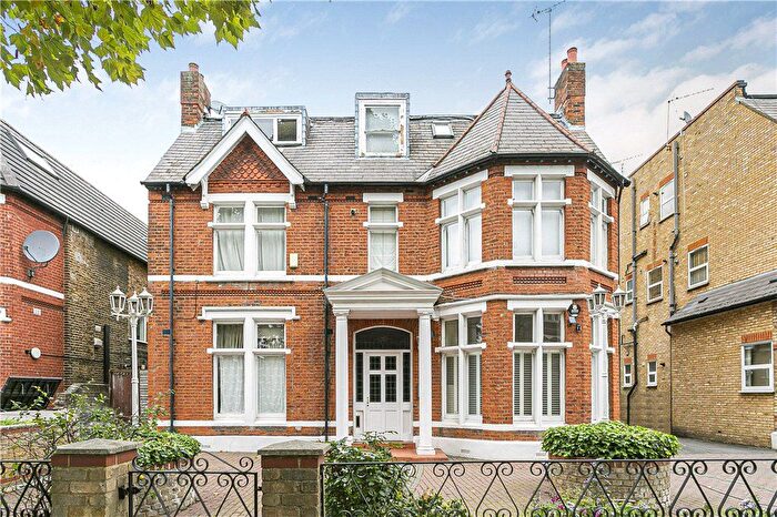 2 Bedroom Flat For Sale In Hamilton Road, Ealing, London, W5