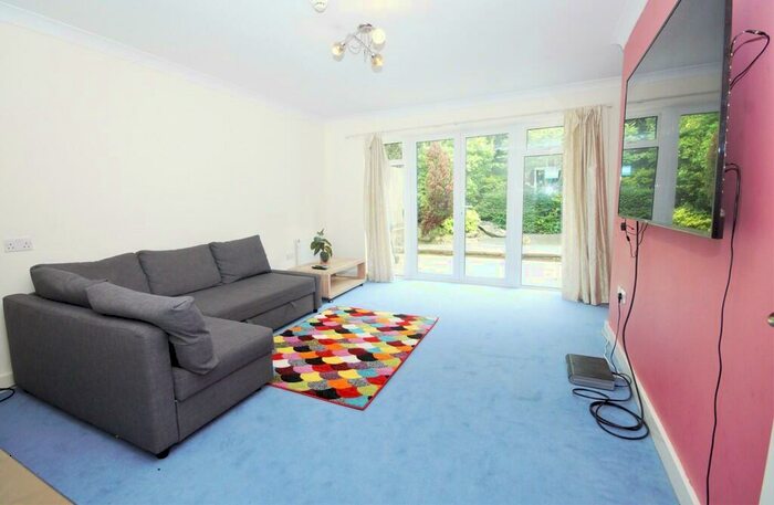 1 Bedroom Ground Flat To Rent In Albury Drive, Pinner, HA5