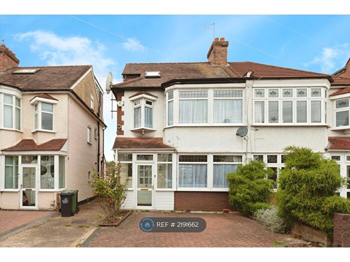4 Bedroom Semi-Detached House To Rent In Bourne Gardens, Chingford, London, E4