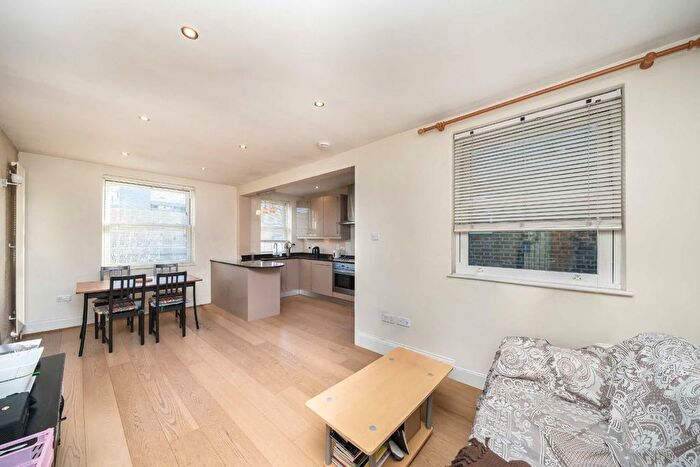 3 Bedroom Flat To Rent In Alexandra Road, Wimbledon, SW19