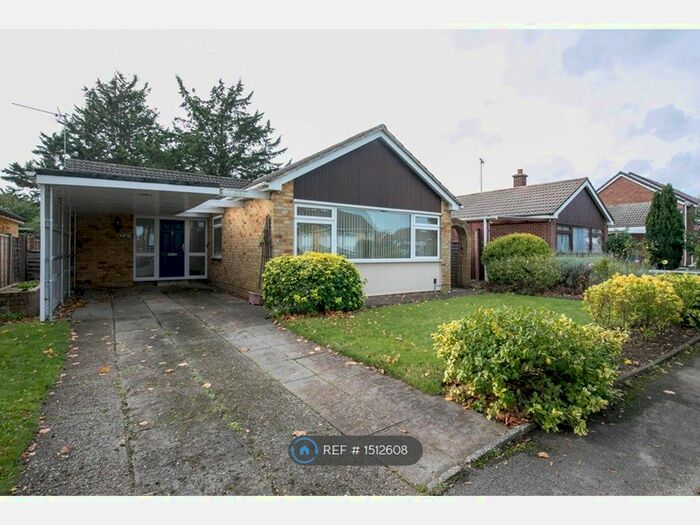3 Bedroom Bungalow To Rent In Badminton Road, Maidenhead, SL6