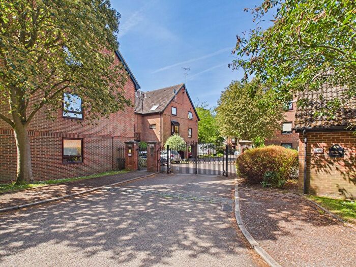 Studio For Sale In The Oaks, Moormede Crescent, Staines-Upon-Thames, Surrey, TW18