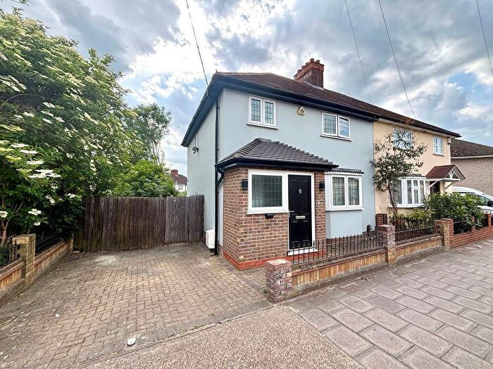 3 Bedroom End Of Terrace House To Rent In Rainham Road North, Dagenham, RM10