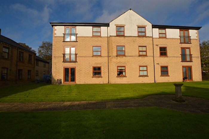 2 Bedroom Flat To Rent In Westwood Park Hall, Peregrine Way, Bradford, BD6