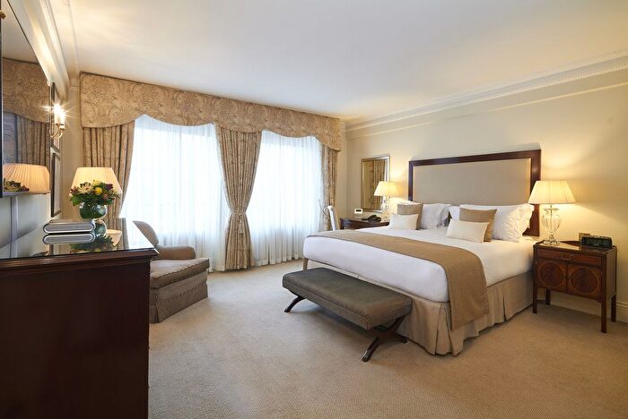 3 Bedroom Flat To Rent In Hyde Park Gate, London, SW7