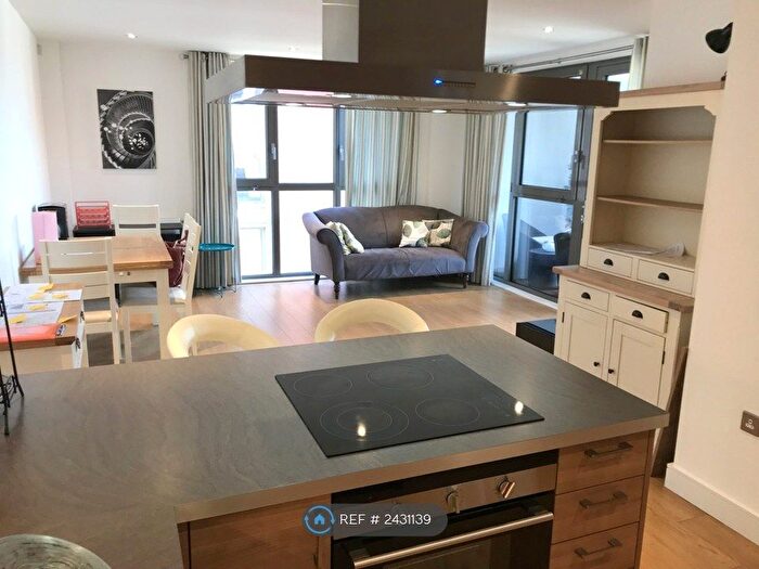 2 Bedroom Flat To Rent In Chamberlain Court, London, SE16