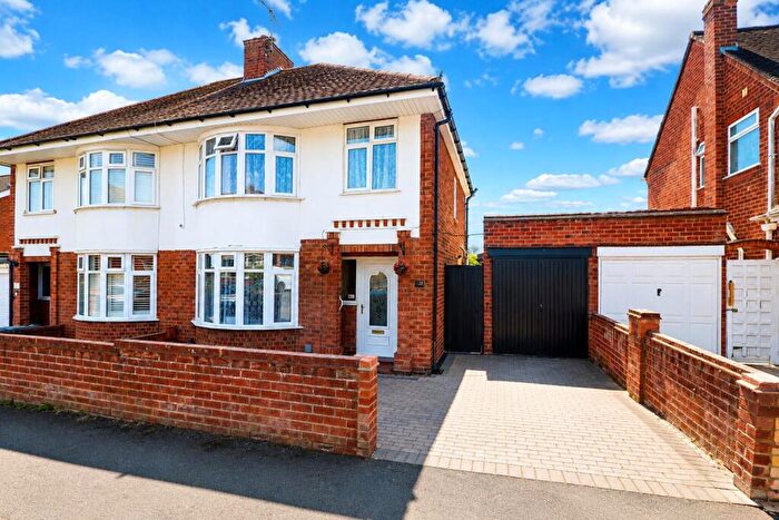 3 Bedroom Semi-Detached House For Sale In Park Avenue, Rushden, Northamptonshire, NN10