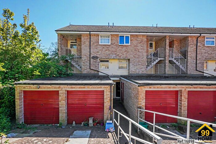 3 Bedroom Maisonette For Sale In Roseholme, Maidstone, Kent, ME16