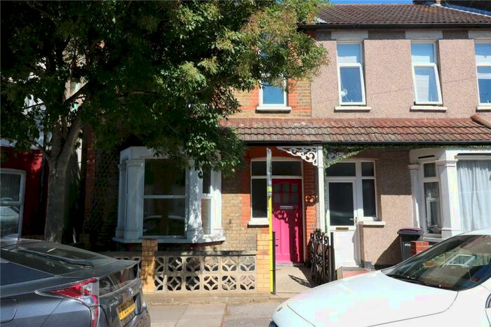 3 Bedroom End Of Terrace House To Rent In Hainault Avenue, Westcliff-on-Sea, Essex, SS0