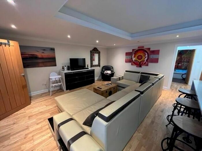 3 Bedroom Flat To Rent In Rock Grove, Brighton, BN2