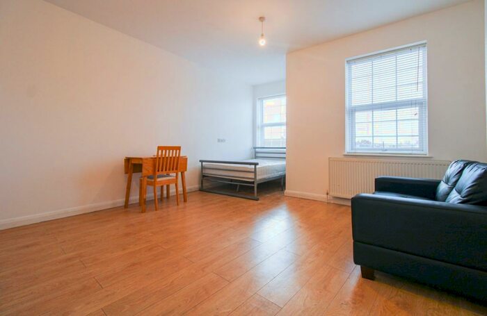 Apartment To Rent In Lower Addiscombe Road, Croydon, CR0