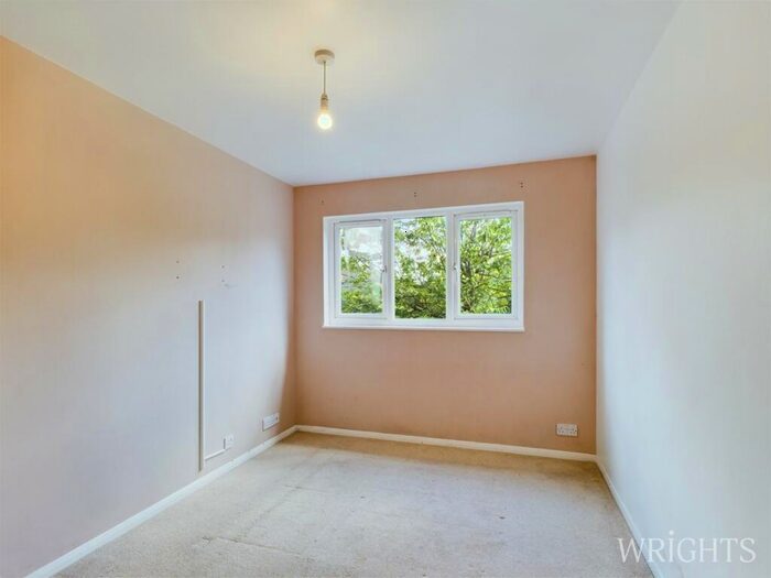 2 Bedroom Apartment For Sale In Tudor Close, Hatfield, AL10