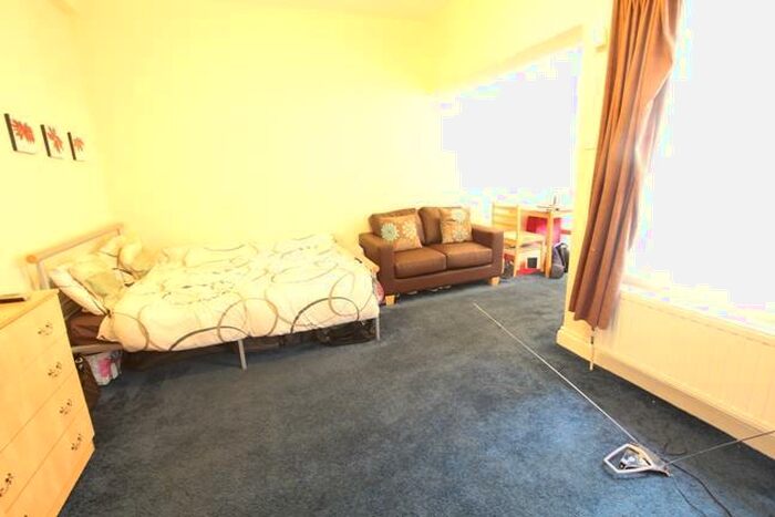 Detached House To Rent In Greyhound Road, Tottenham, N17