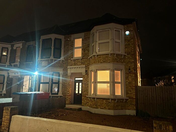 3 Bedroom Flat To Rent In Mawney Road, Romford, RM7