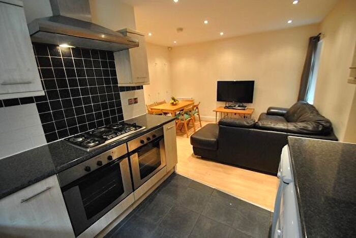6 Bedroom Detached House To Rent In School Grove, Manchester, M20
