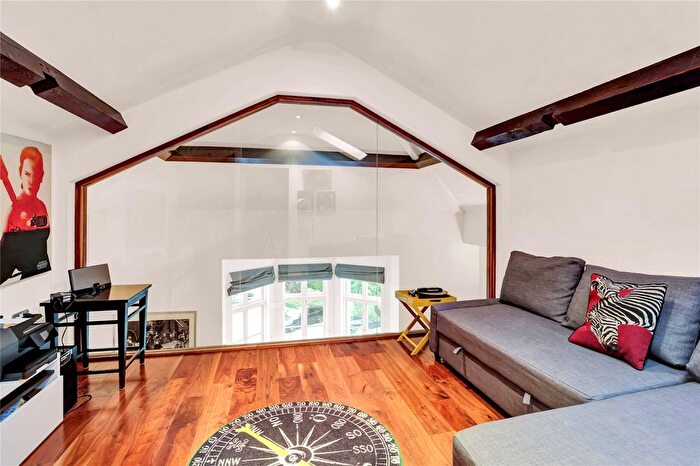 3 Bedroom Flat To Rent In Wimbledon Park Side, London, SW19