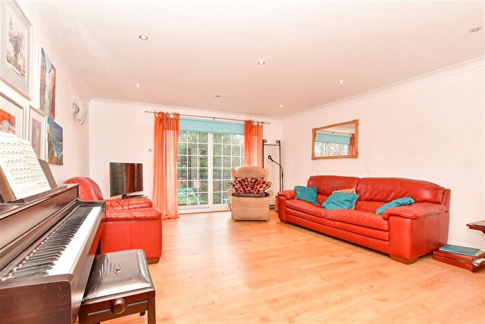 2 Bedroom Flat For Sale In Woodford Road, London, E18