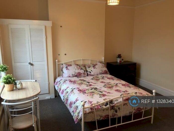 Studio To Rent In Green Lanes, London, N13