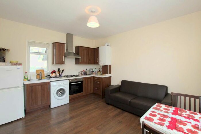 1 Bedroom Flat To Rent In Sterne Street, London, W12