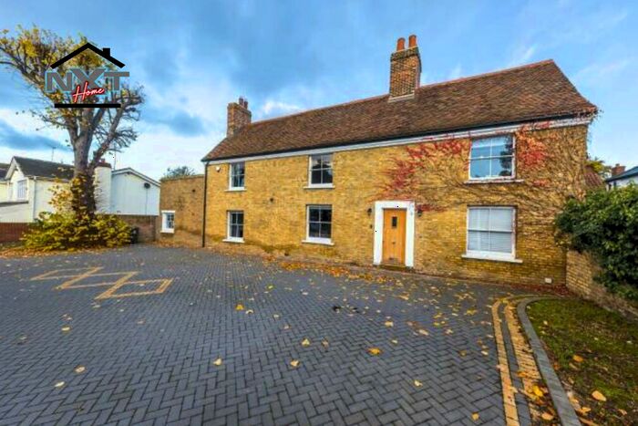 4 Bedroom Detached House To Rent In Hainault Road, Chigwell, Essex, IG7