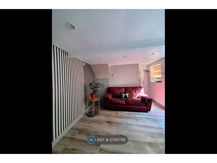 1 Bedroom End Terrace House To Rent In Manchester Road, Huddersfield, HD4