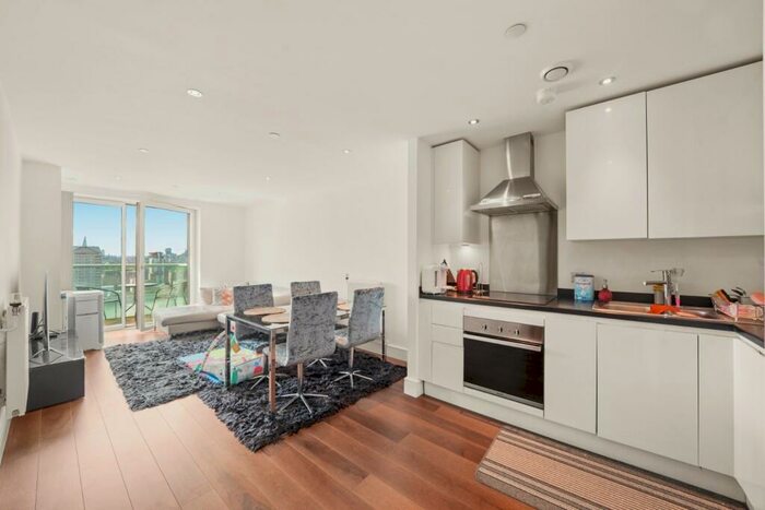 3 Bedroom Flat To Rent In Duckman Tower, Lincoln Plaza, E14