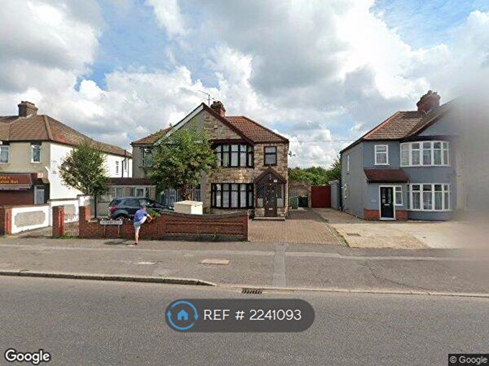 4 Bedroom Semi-Detached House To Rent In Rainham Road, Rainham, RM13