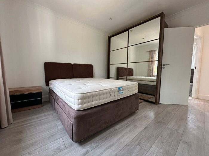 3 Bedroom Flat To Rent In Sandringham Gardens, London, N12