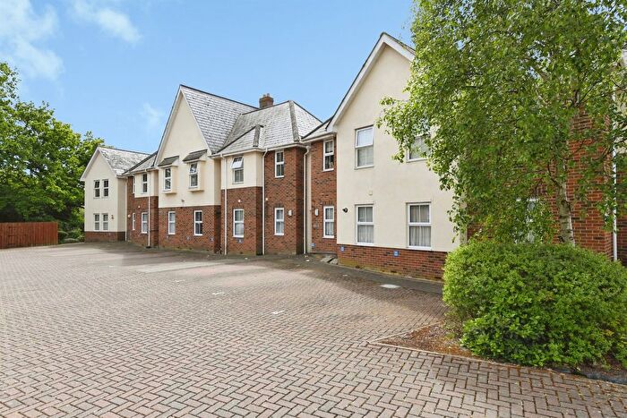 2 Bedroom Flat For Sale In Weir Gardens, Rayleigh, SS6