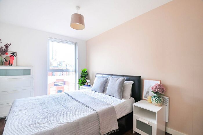 3 Bedroom Flat To Rent In Sillavan Way, Salford, M3