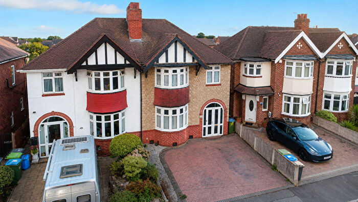 3 Bedroom Semi-Detached House For Sale In Arlington Road, West Bromwich, B71