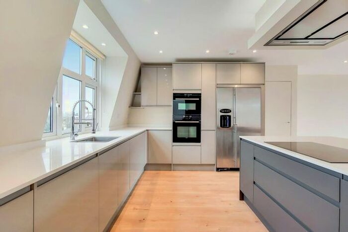 3 Bedroom Flat To Rent In Putney Hill, Putney, London, SW15