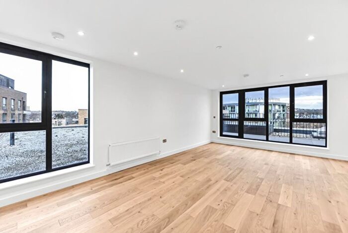 3 Bedroom Flat To Rent In Rye Lane, Peckham, SE15