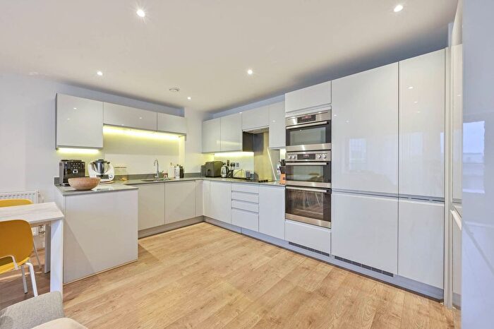 2 Bedroom Flat To Rent In Osiers Road, Wandsworth Town, London, SW18