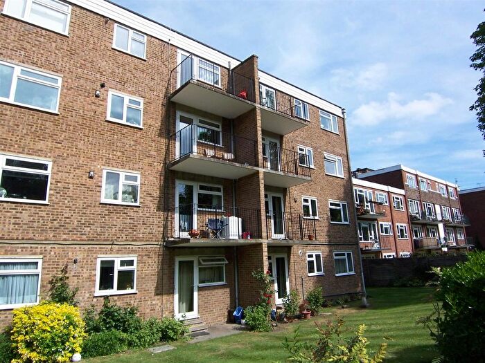 2 Bedroom Flat To Rent In Lovelace Road, Surbiton, KT6