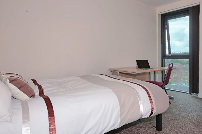 3 Bedroom Flat To Rent In Fitzwilliam Street, Sheffield, S1