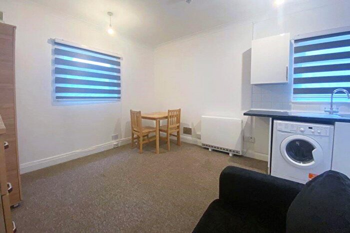 Apartment To Rent In Fairbridge Road, Archway, London, N19