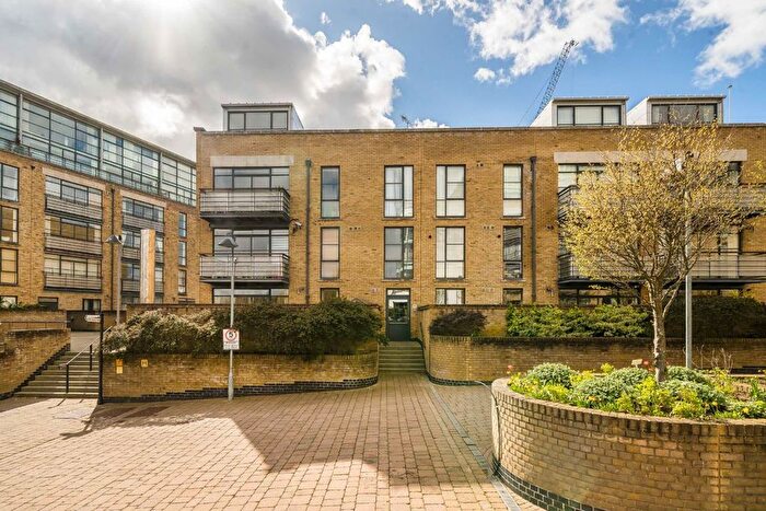 3 Bedroom Flat To Rent In Town Meadow, Brentford, TW8