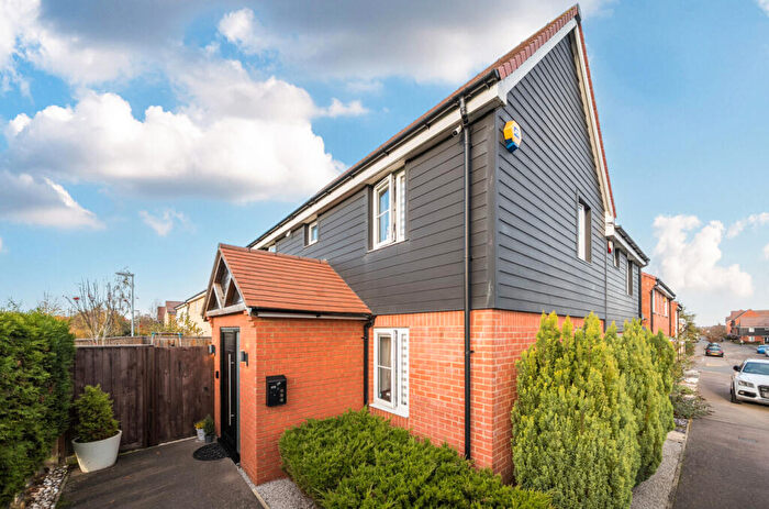 3 Bedroom End Of Terrace House For Sale In Vauxhall Way, Dunstable, Bedfordshire, LU6