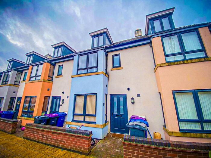 3 Bedroom Town House To Rent In Canal Court, Saxilby, Lincoln, LN1