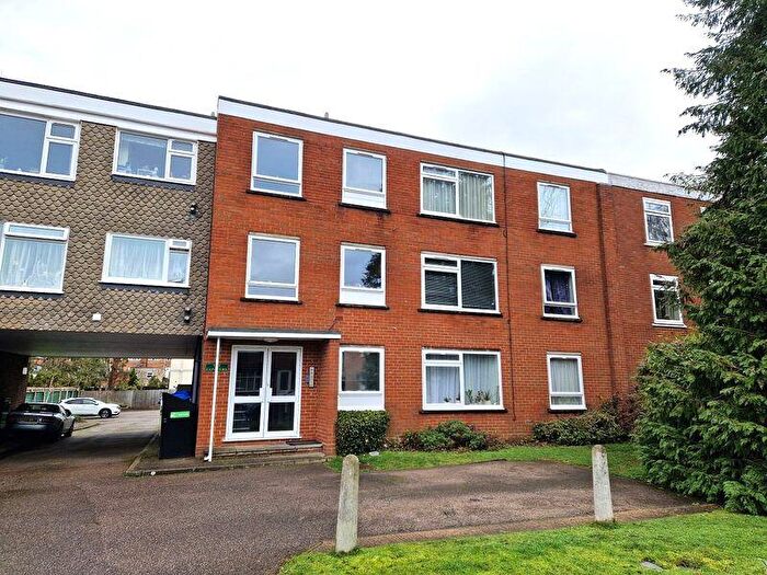 2 Bedroom Flat For Sale In Devonshire Road, Hatch End, HA5