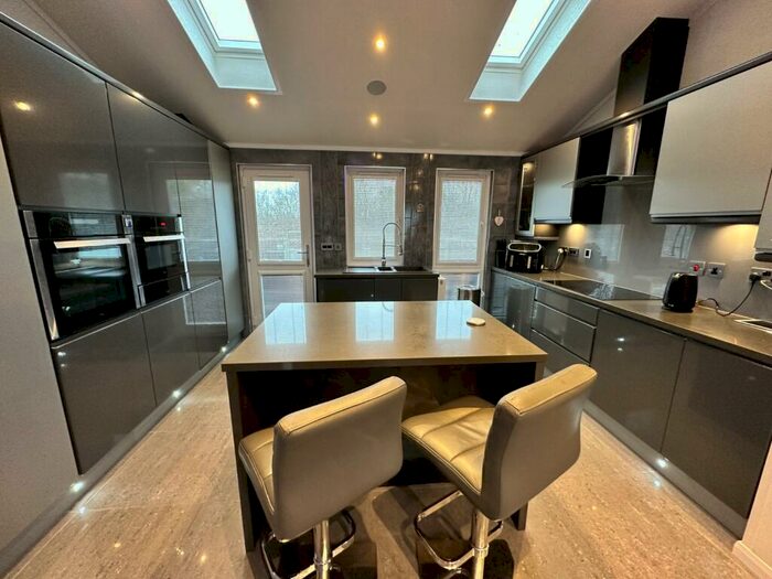 2 Bedroom Park Home For Sale In Lyngfield Park, Maidenhead, Berkshire, SL6