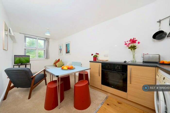 2 Bedroom Flat To Rent In Horton Road, London, E8