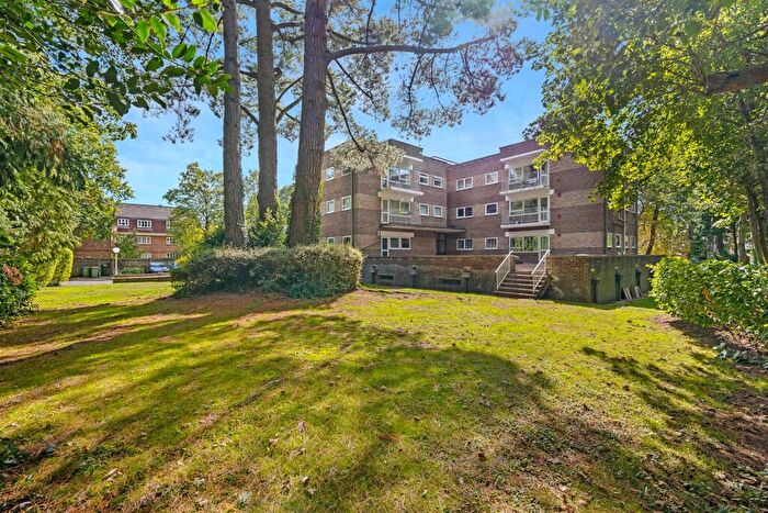 2 Bedroom Flat For Sale In Hawthorn Close, Horsham, RH12