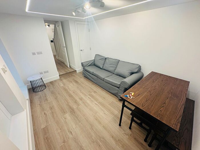 3 Bedroom Flat To Rent In Rita Road, London, SW8