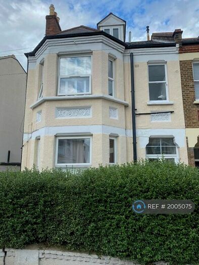 Studio To Rent In Top Floor, London, SE13