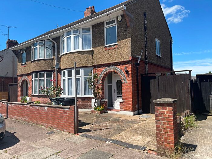 3 Bedroom Semi-Detached House To Rent In Grantham Road, Luton, LU4