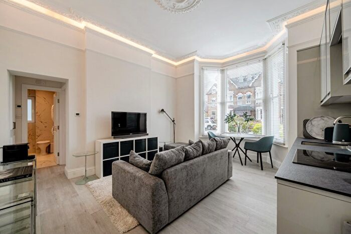 1 Bedroom Flat For Sale In Queens Road, Wimbledon, London, SW19