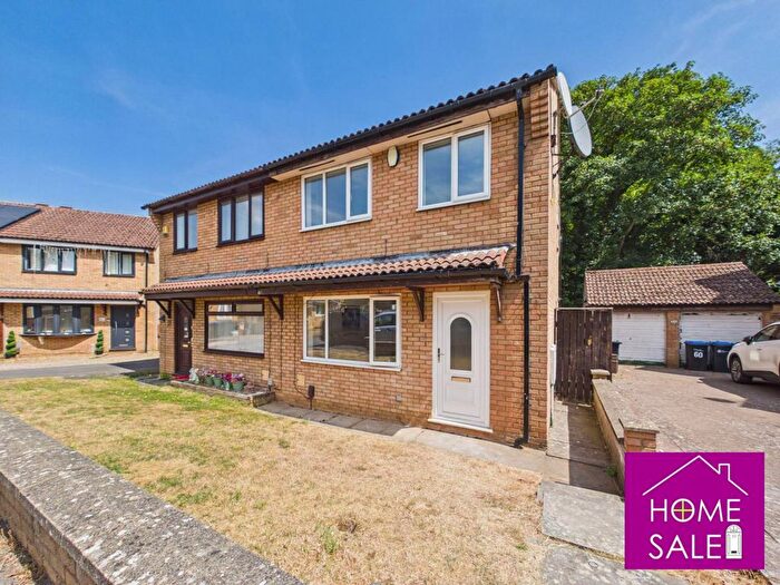 3 Bedroom Semi-Detached House For Sale In Farmhill Road, Northampton, NN3